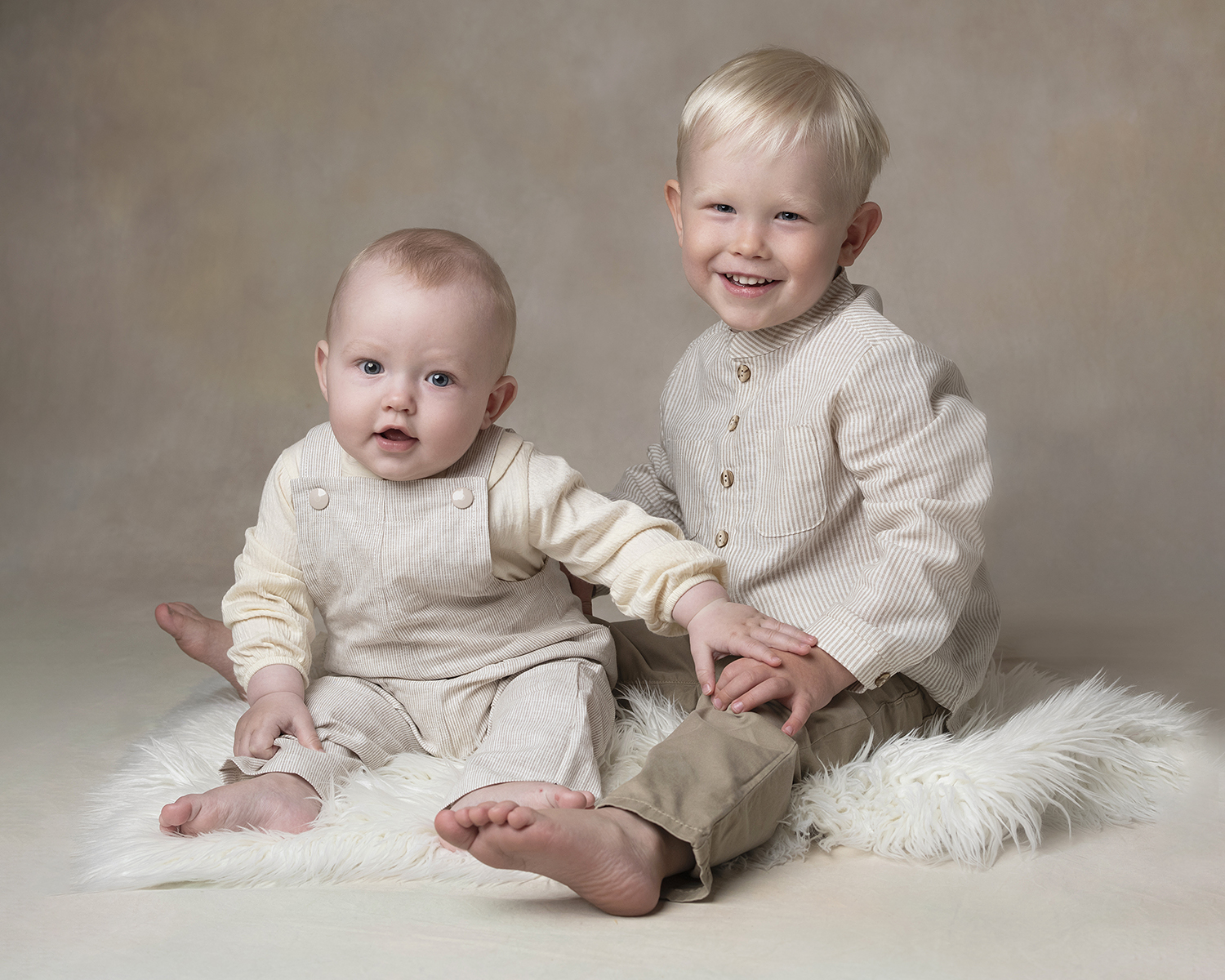 syskonfotografering hos barnfotograf i studio